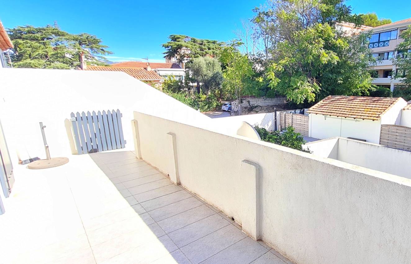 Haut de villa avec terrasse et jardin à vendre dans le quartier Fort Napoléon à La Seyne