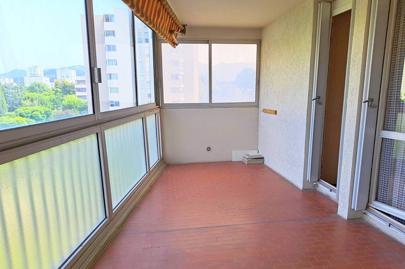 Appartement T4 avec loggia à rénover à vendre à La Seyne