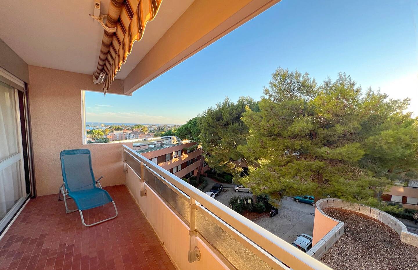 Grand studio avec terrasse et vue mer à vendre Avenue Auguste Plane, à La Seyne-sur-Mer