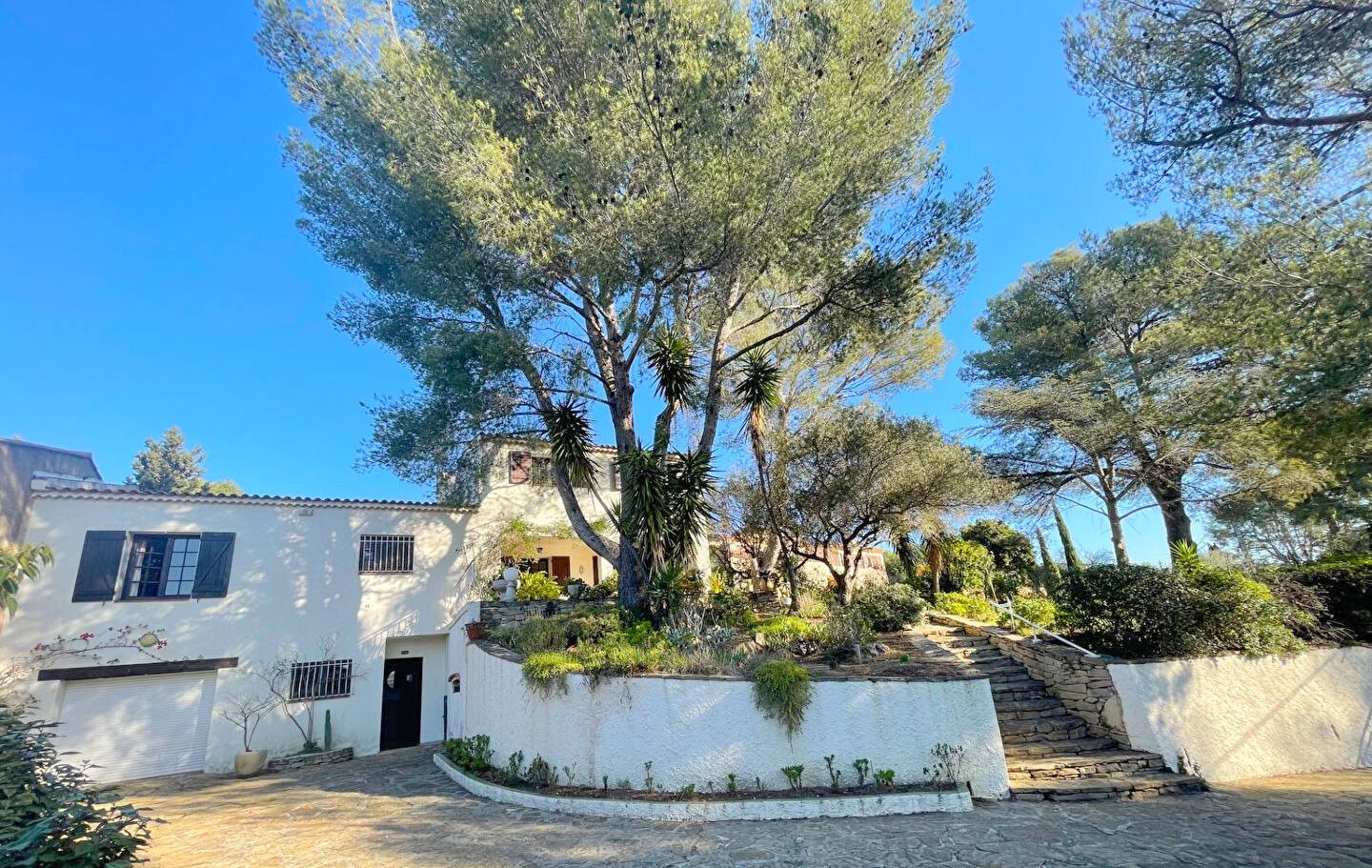 Pavillon d'architecte avec terrain à vendre sur le littoral du Var