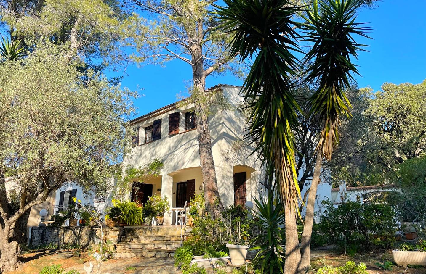 Maison d'architecte des années 70 à vendre dans le quartier de Chateaubanne à La Seyne