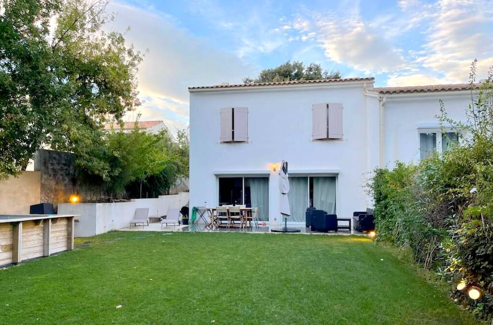 Maison rénovée avec jardin et puits à vendre à proximité de la plage de la Verne