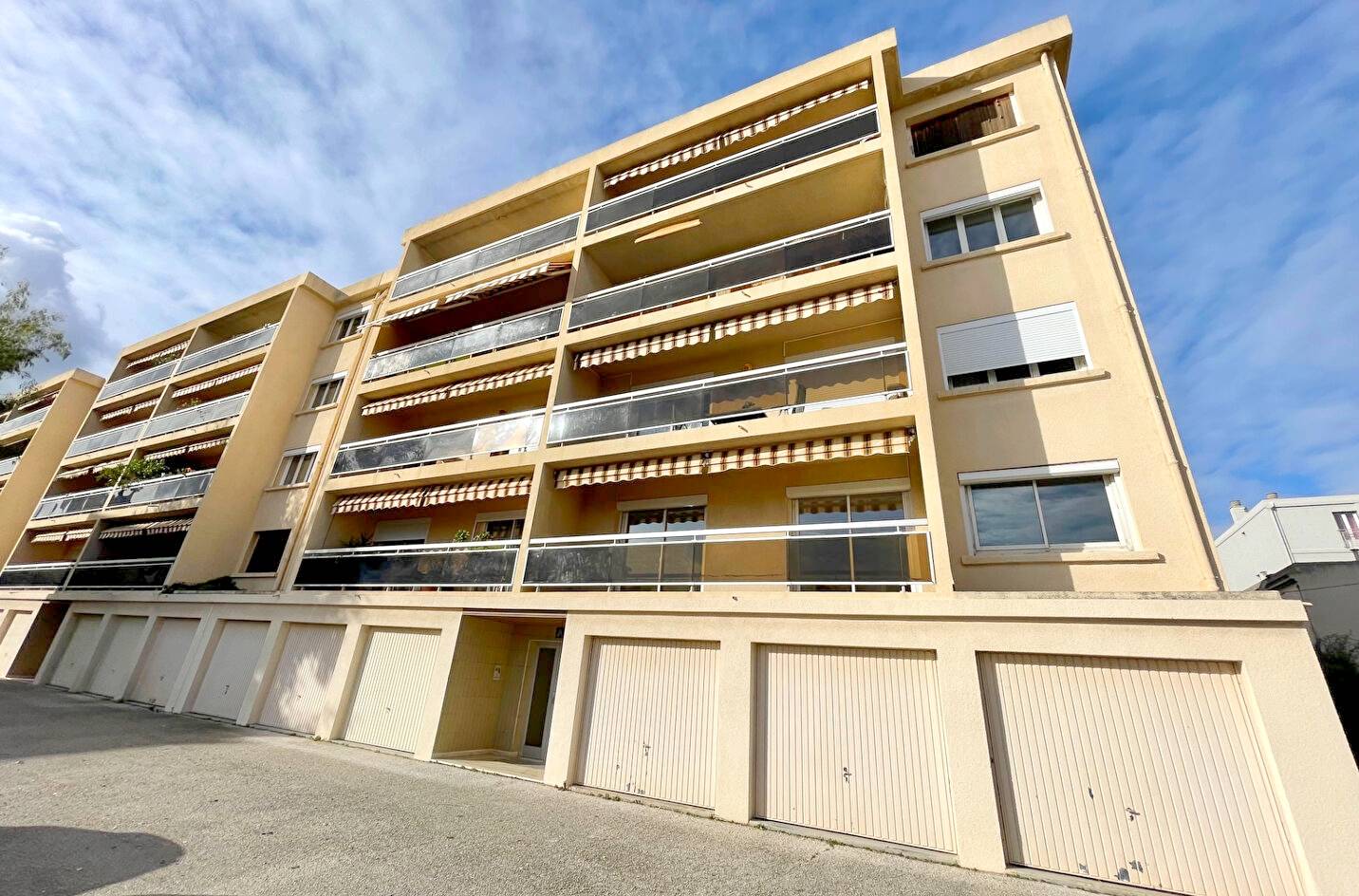 Appartement climatisé en avant-dernier étage à vendre par agence immobilière à La Seyne