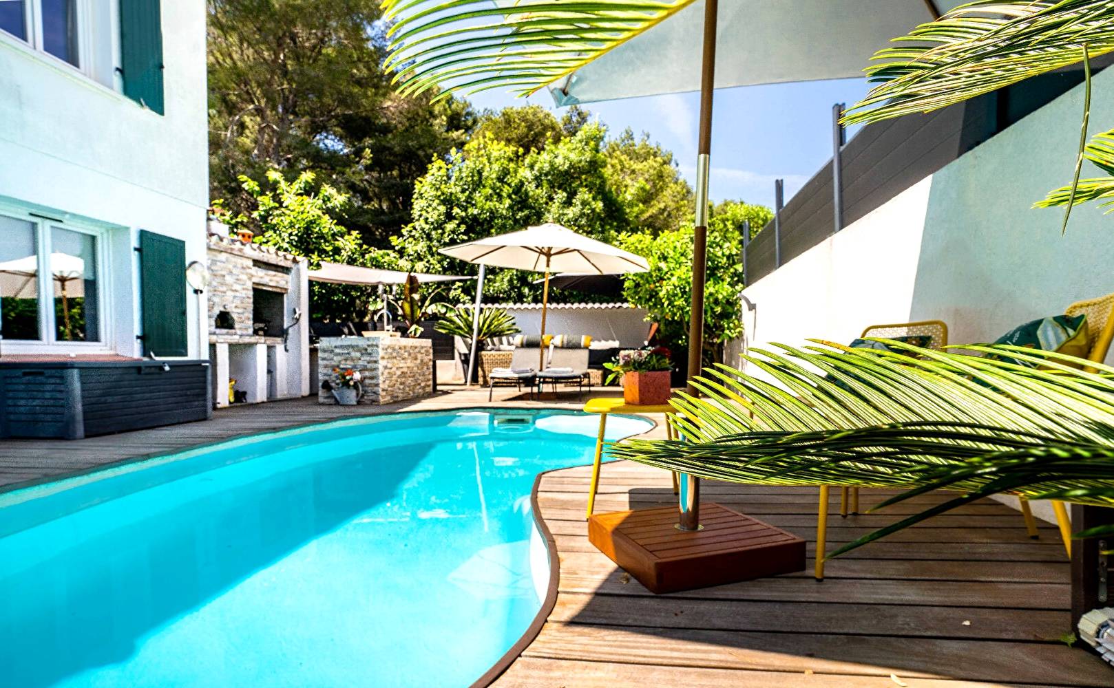 Propriété 6 pièces avec piscine à vendre à la lisière de la forêt de Janas