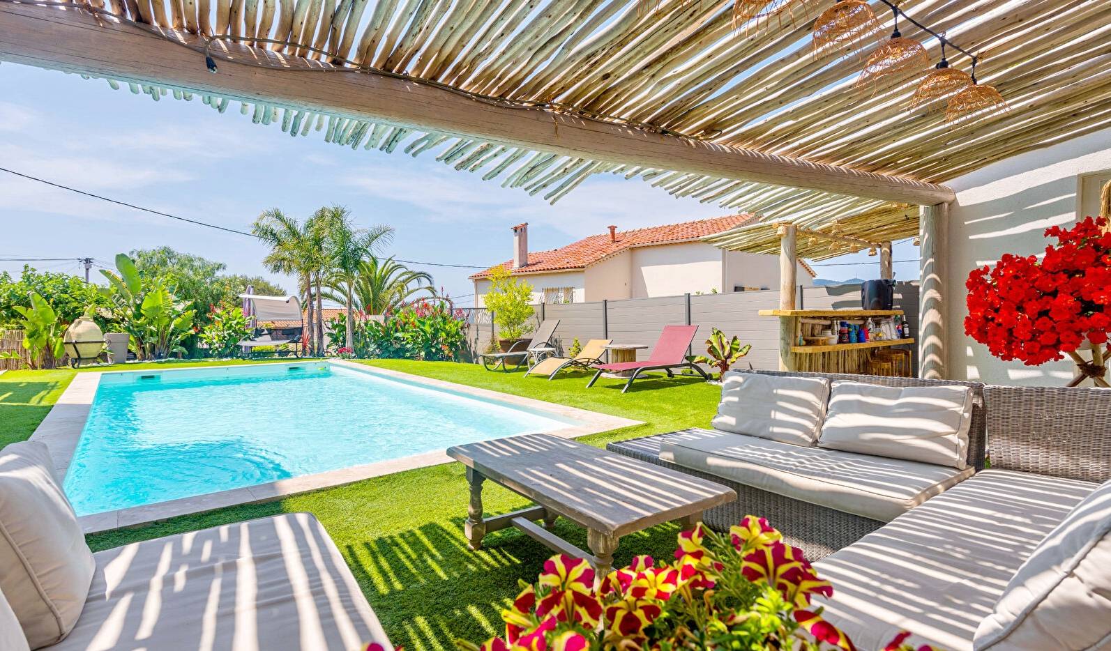 Demeure de charme avec piscine et pool house à vendre sur le sentier du littoral mandréen