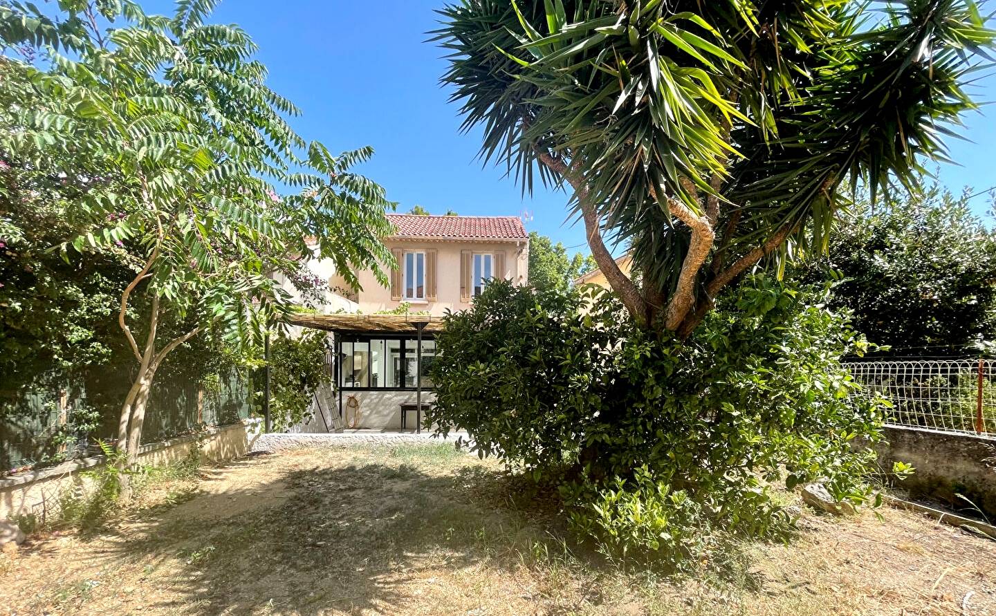 Maison de ville avec 3 façades à vendre dans le quartier Porte Marine à La Seyne