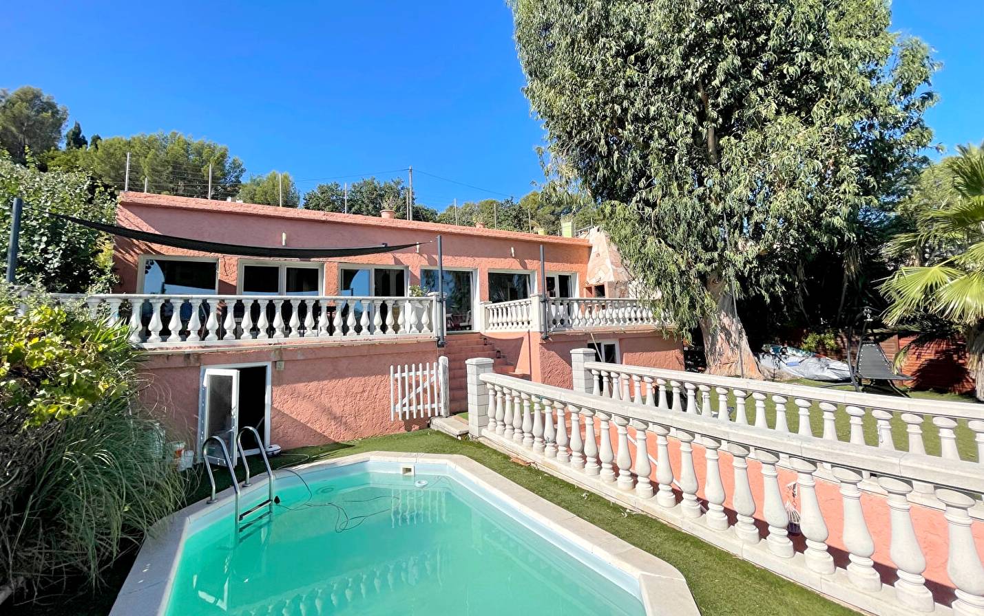 Villa de plain-pied à vendre en front de mer, face à la rade de Toulon