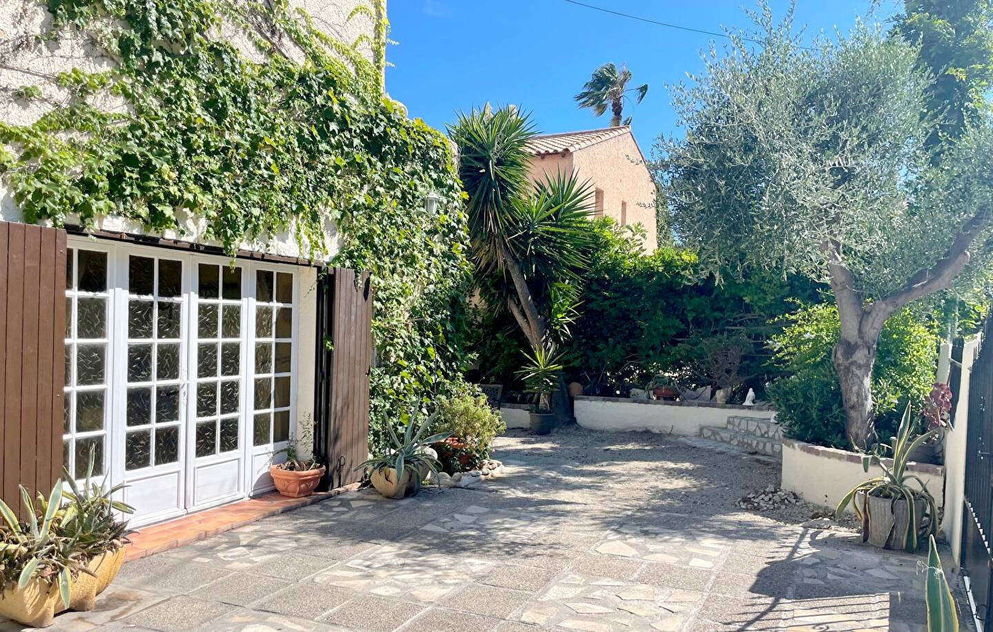 Villa avec studio à vendre à proximité de la Corniche seynoise de Pompidou