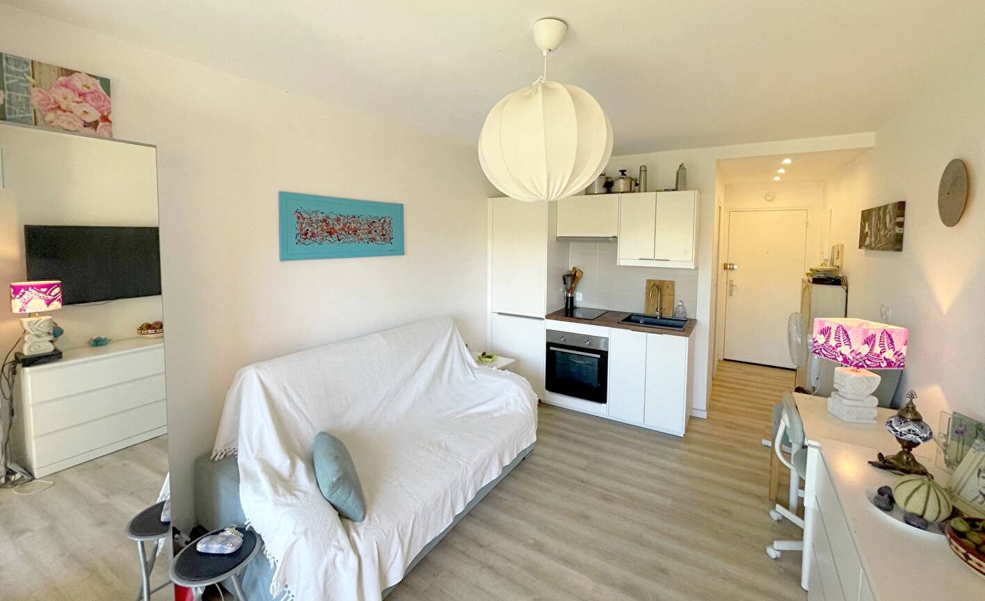 Studio en premier étage à vendre Avenue des Romarins