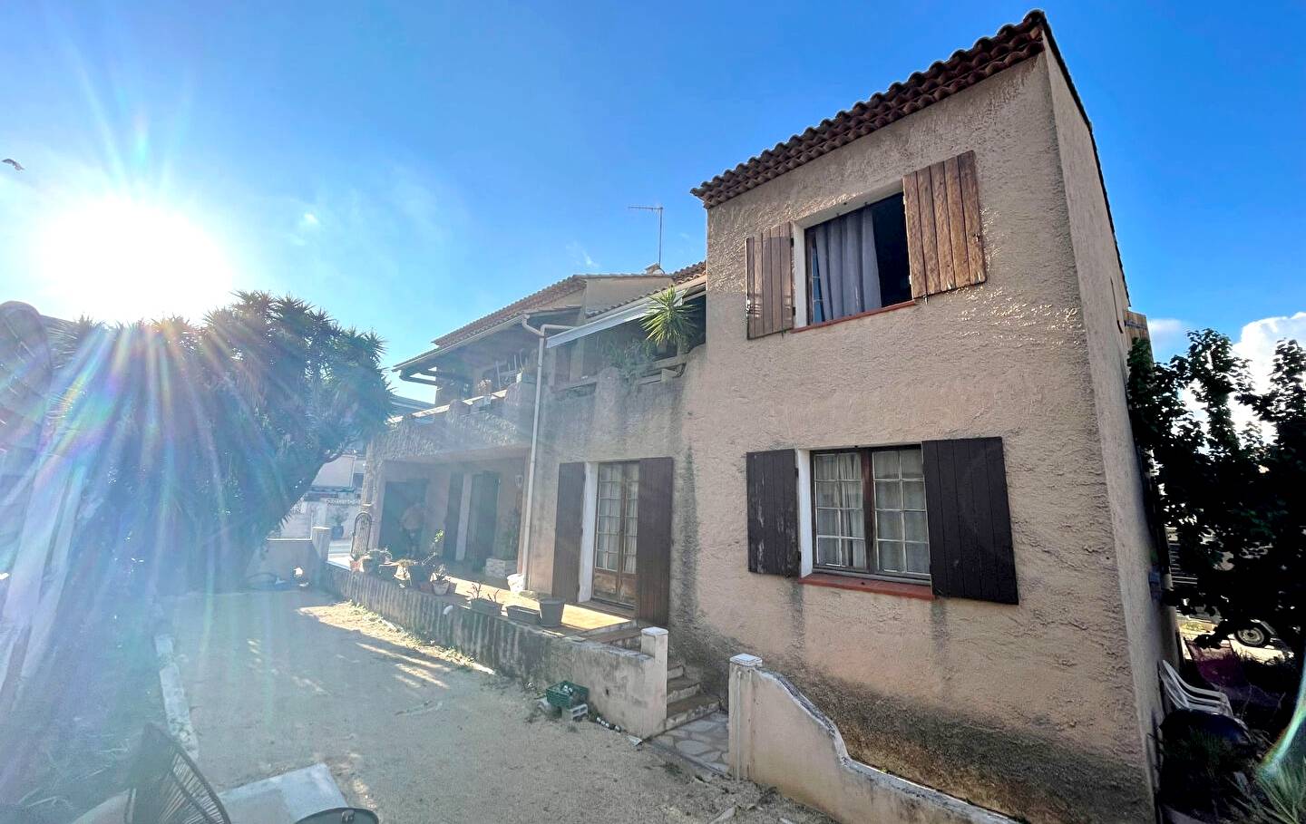 Maison individuelle scindée en deux appartements à vendre à La Seyne, les Mouissèques