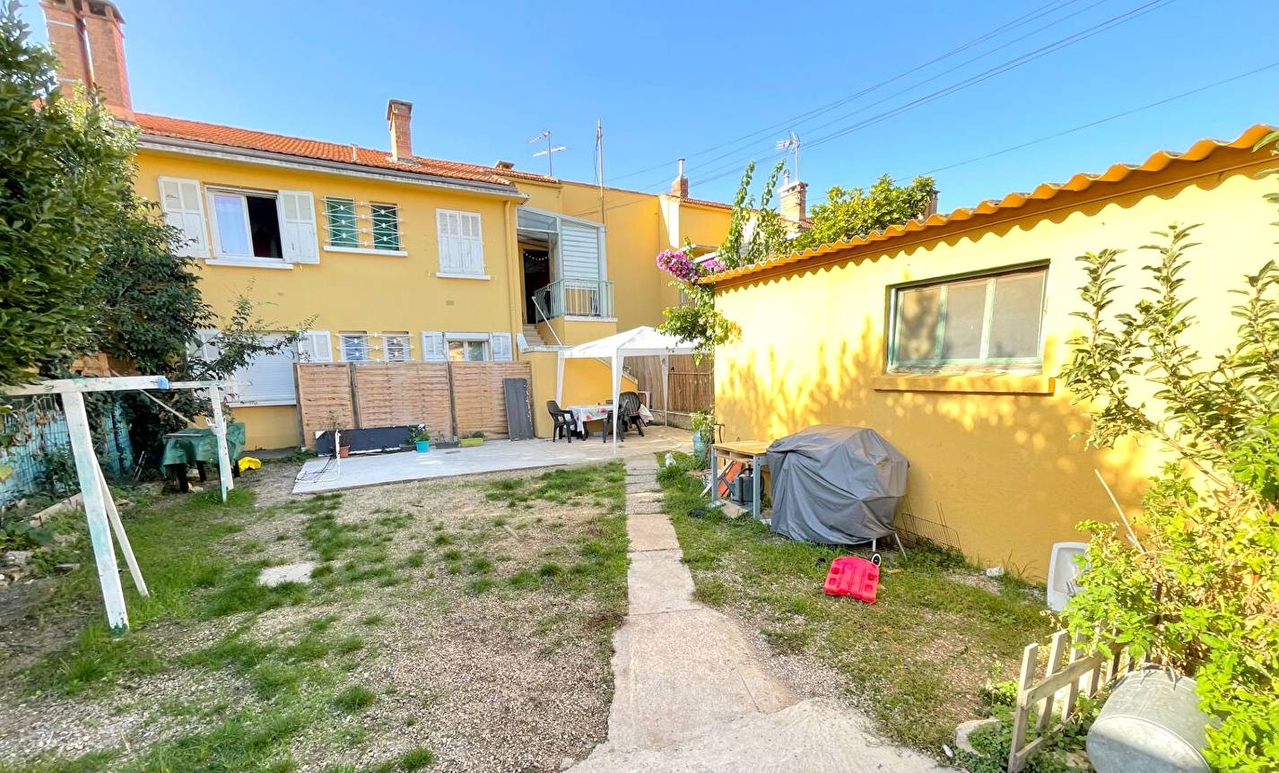 Haut de villa avec jardin à vendre à proximité du Boulevard de Stalingrad