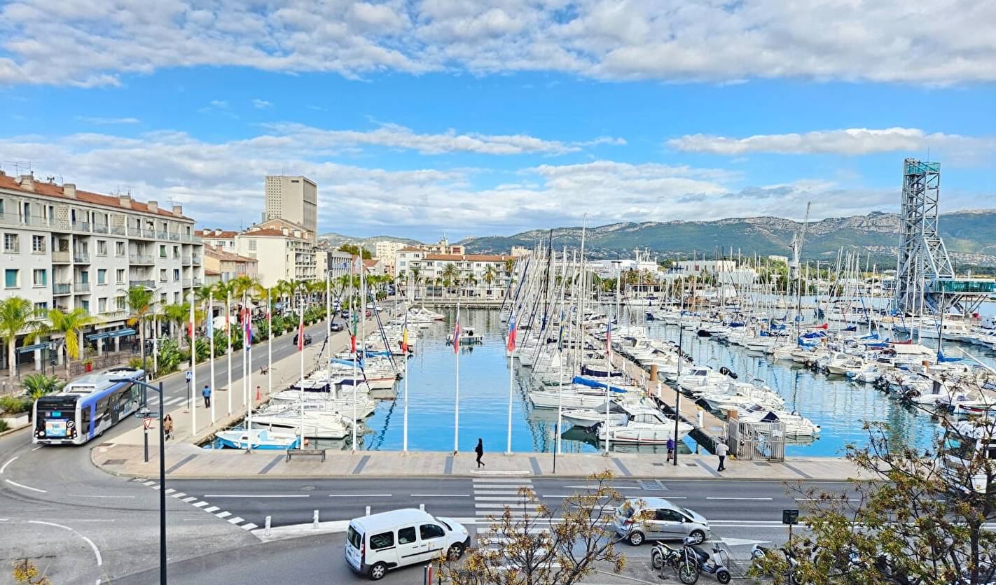 Vue plongeante sur le port de La Seyne et son pont levant