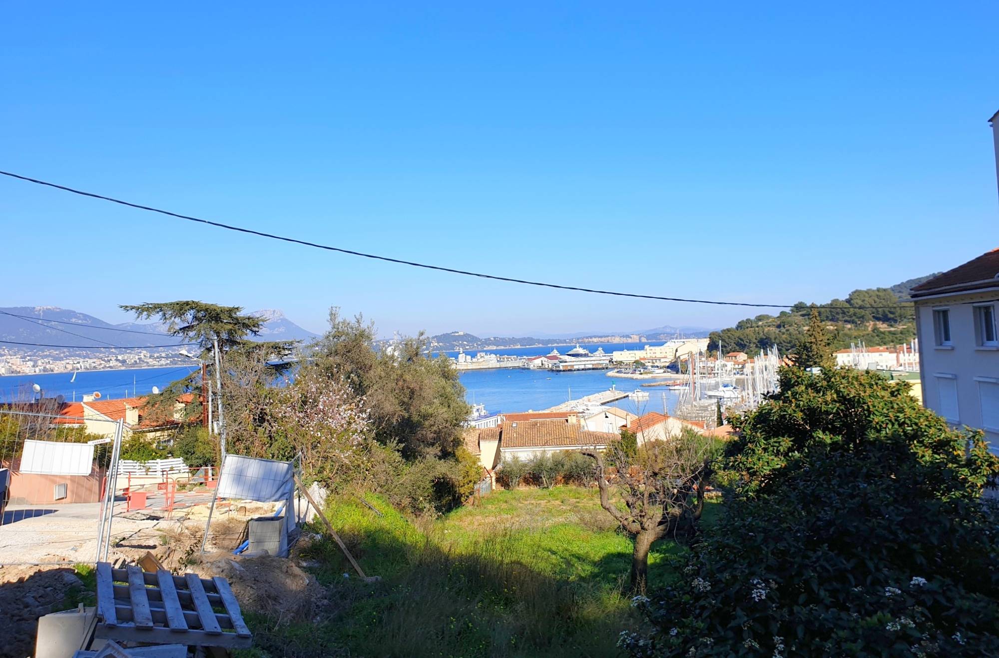 Terrain constructible avec vue mer de la rade de Toulon à vendre à Saint-Mandrier