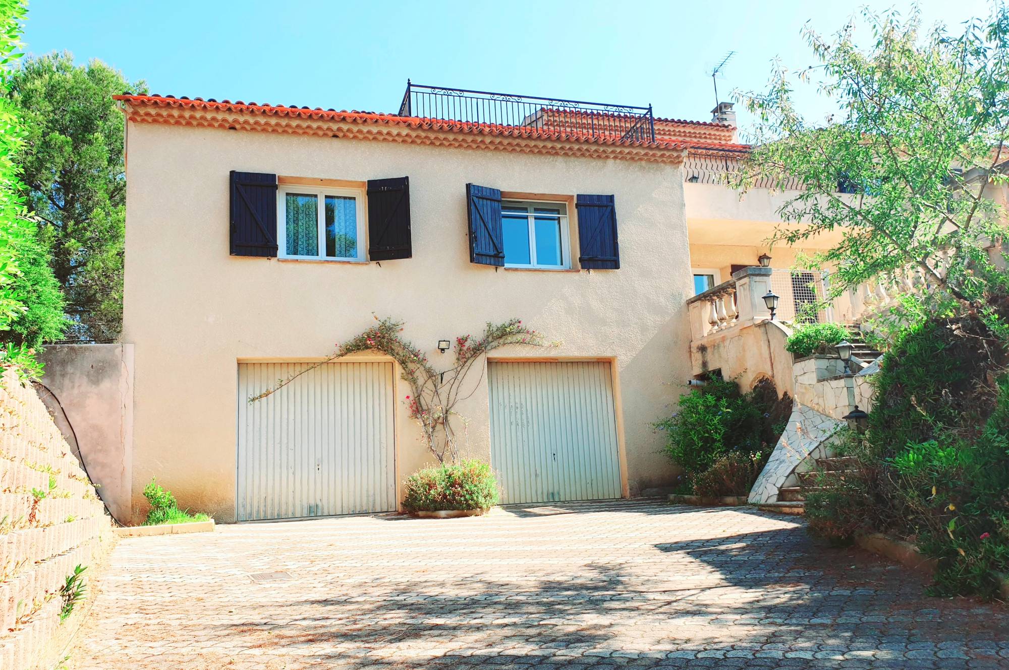 Villa avec 2 garages en vente dans un lotissement du quartier de Chateaubanne, à deux pas du Val d'Artaud