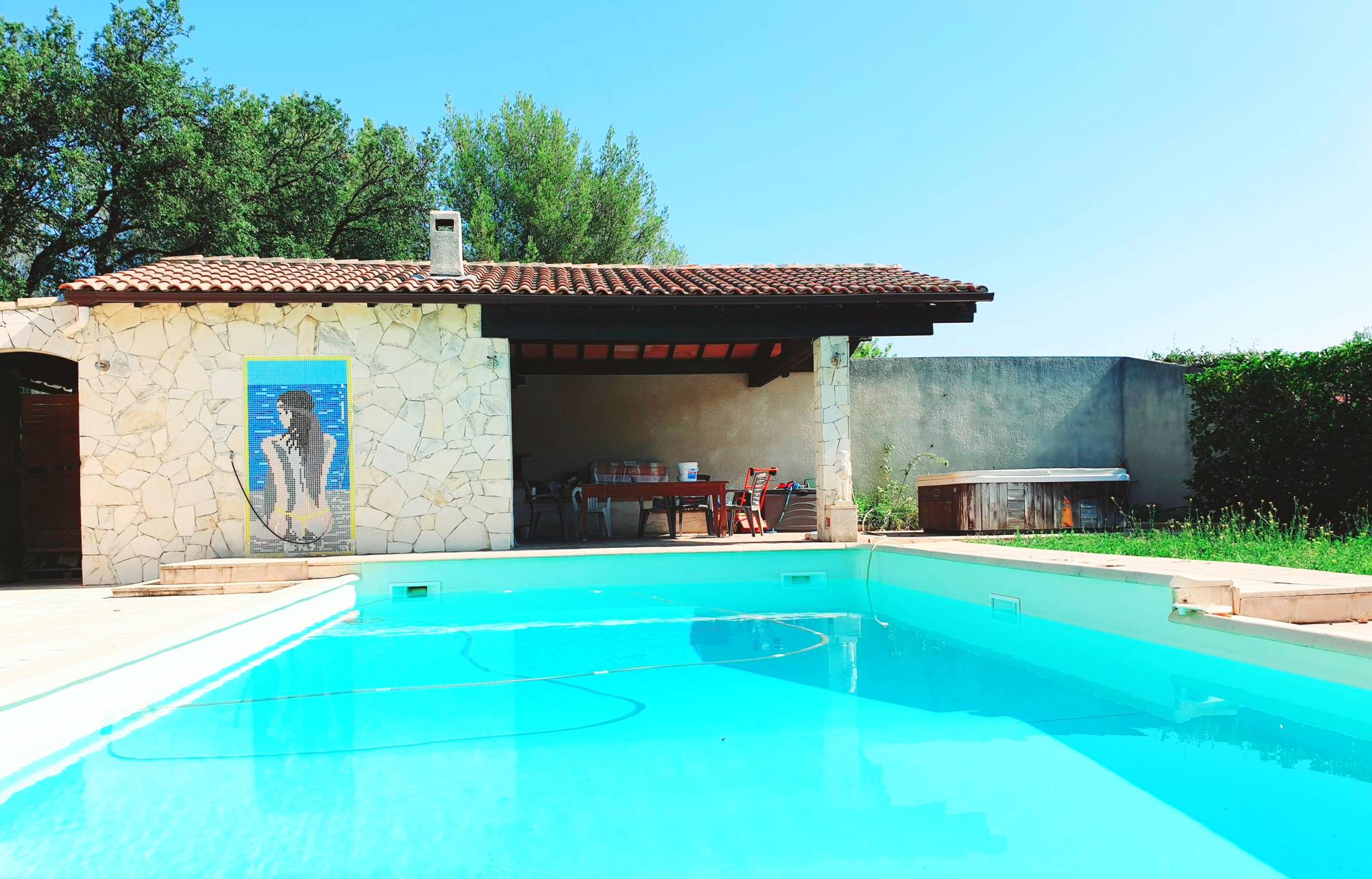 Piscine de 10,5 par 5 profitant d'un pool house