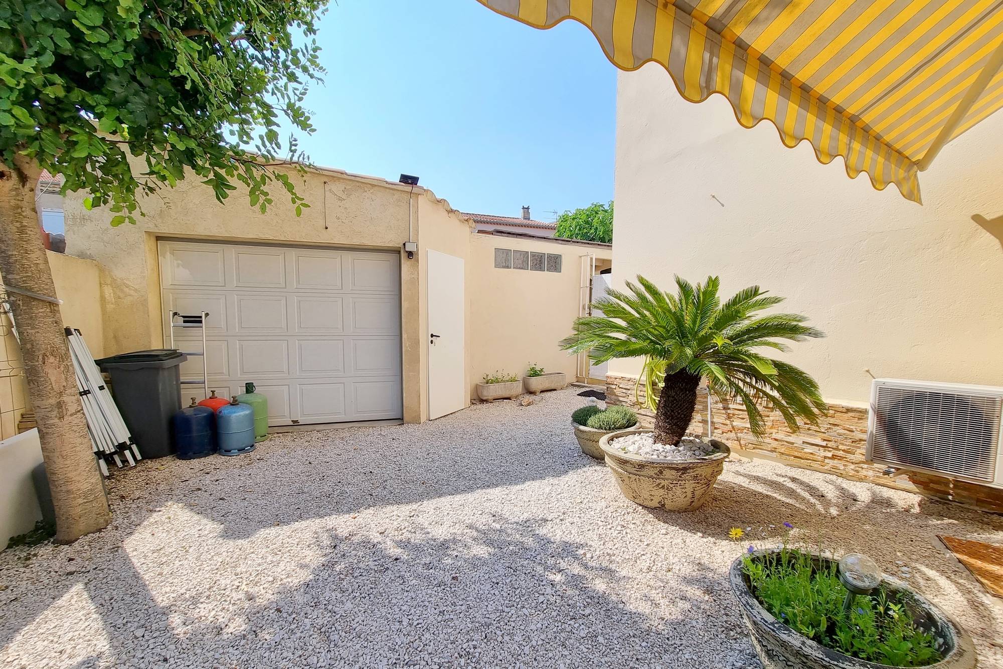 Appartement avec garage fermé et parkings privatifs