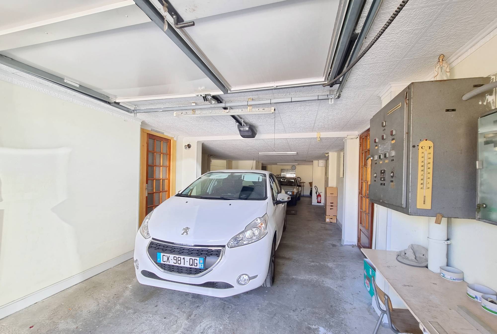 Maison à vendre avec un grand garage de plain-pied et avec une porte automatisée