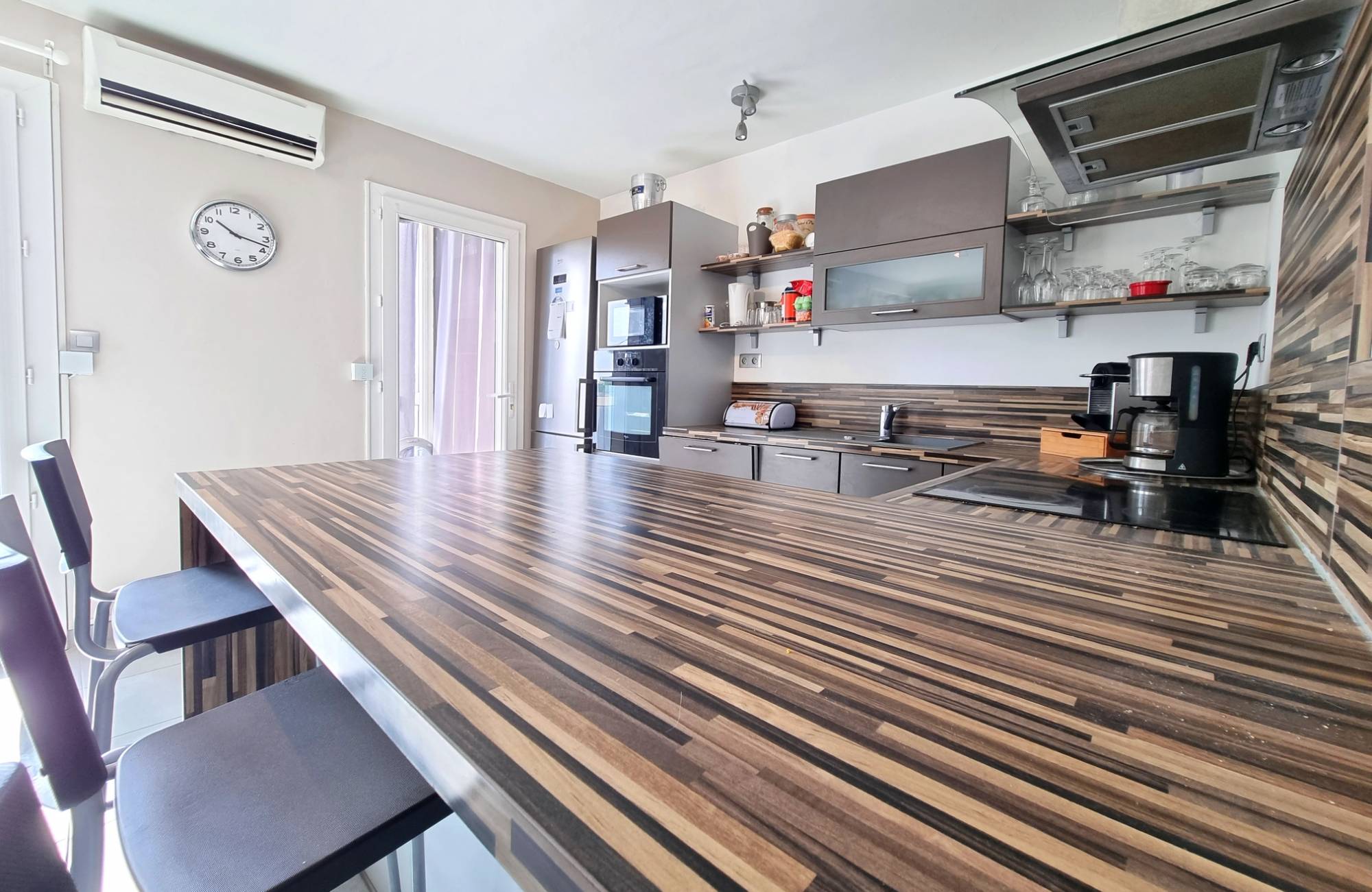 Appartement avec une superbe cuisine américaine équipée à vendre quartier Saint-Jean, proche du Boulevard de Stalingrad