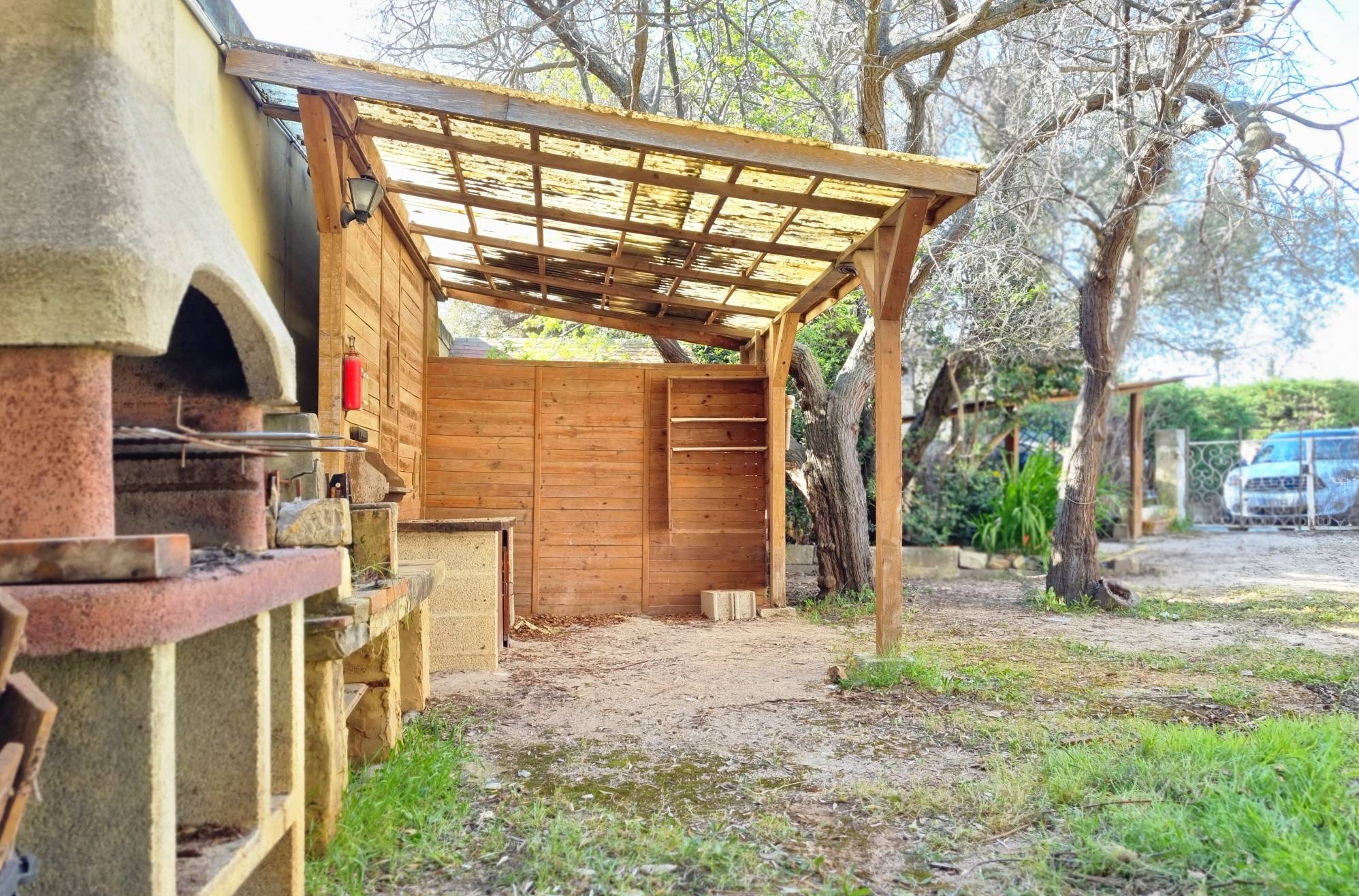 Propriété avec barbecue, cabanon et abri jardin à vendre dans la banlieue de Toulon