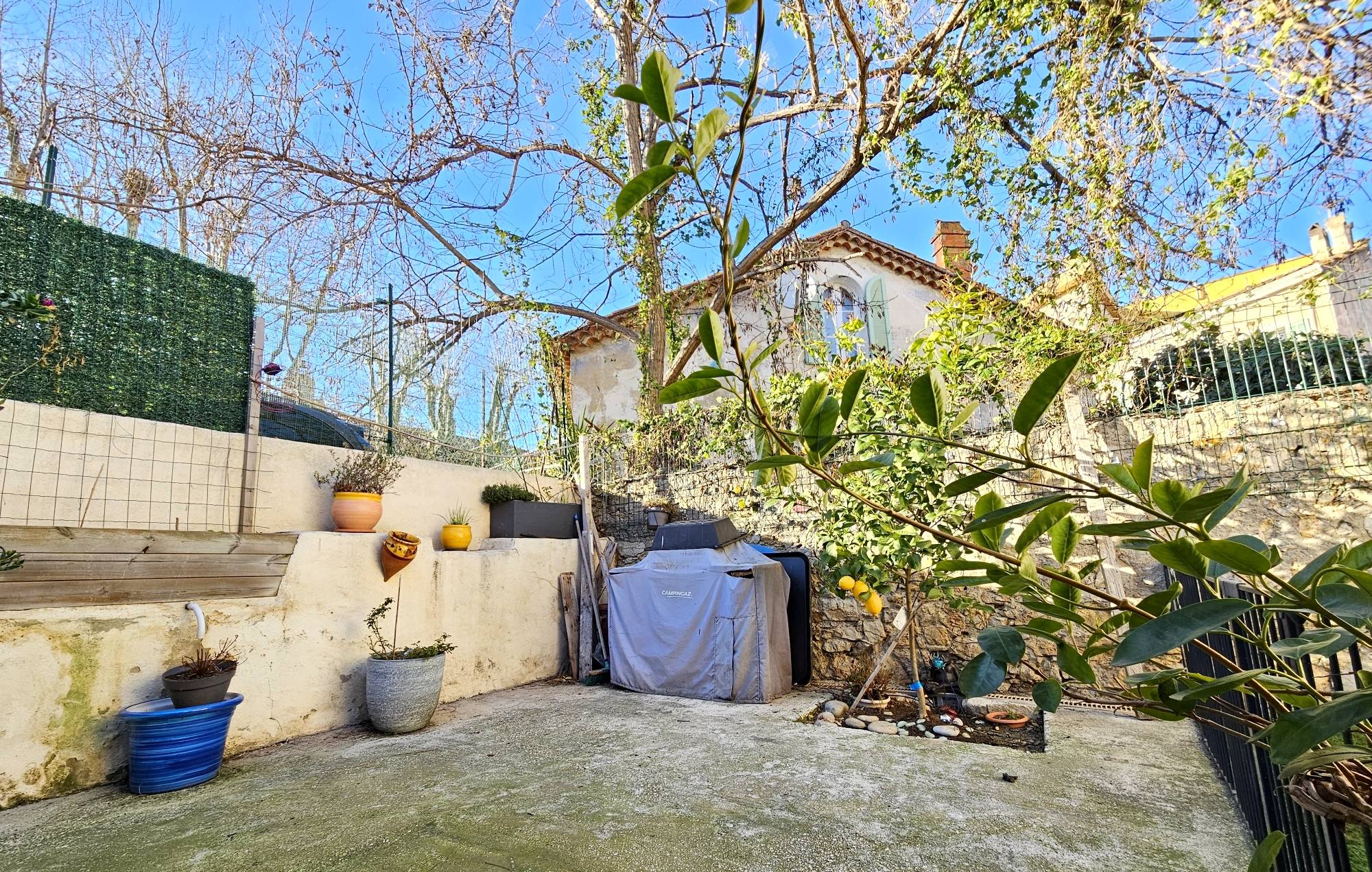 Maison avec cour extérieure à vendre dans une des petites ruelles de La Seyne centre