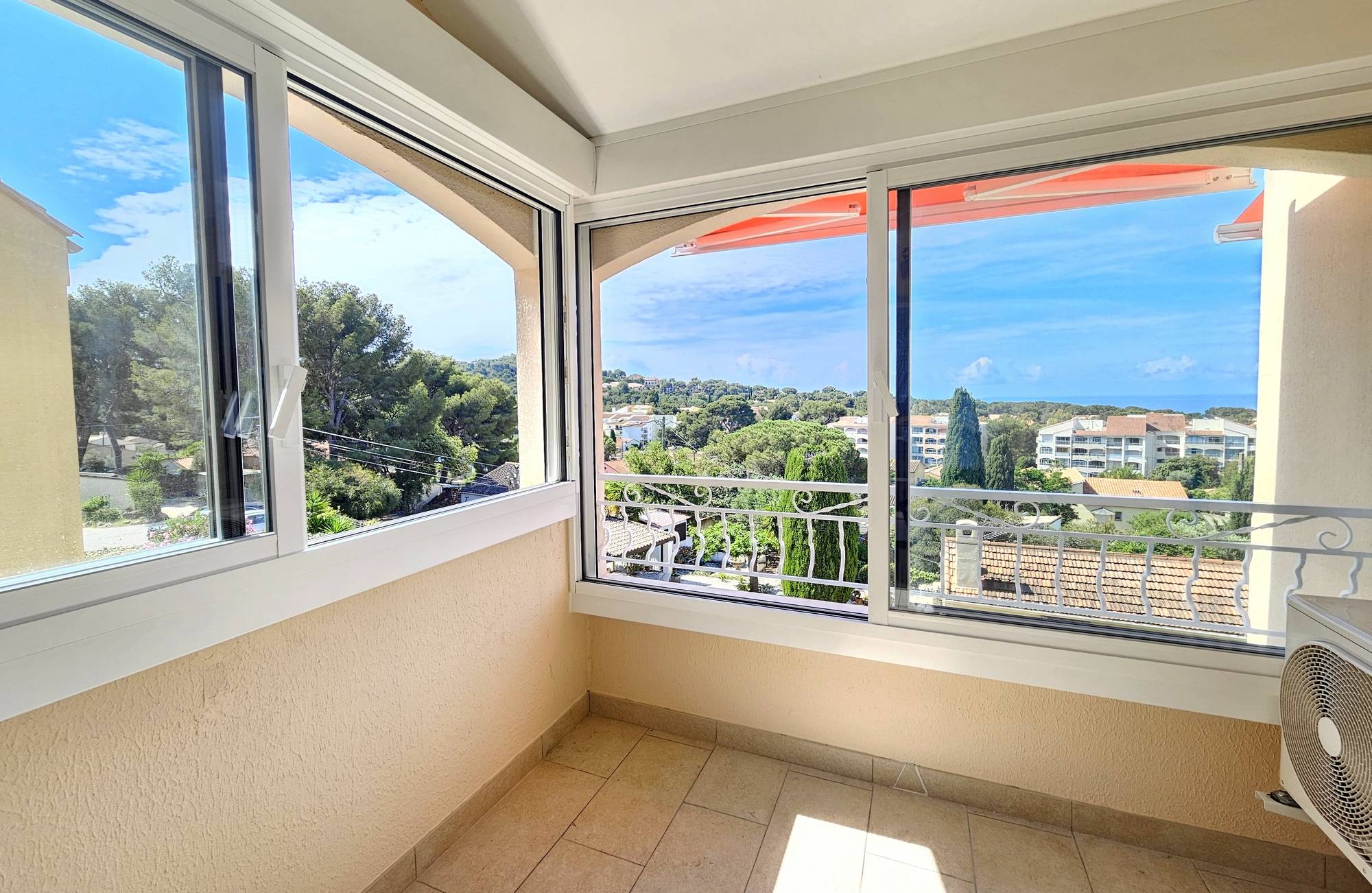 Appartement en premier et dernier étage avec terrasse à vendre dans la résidence 