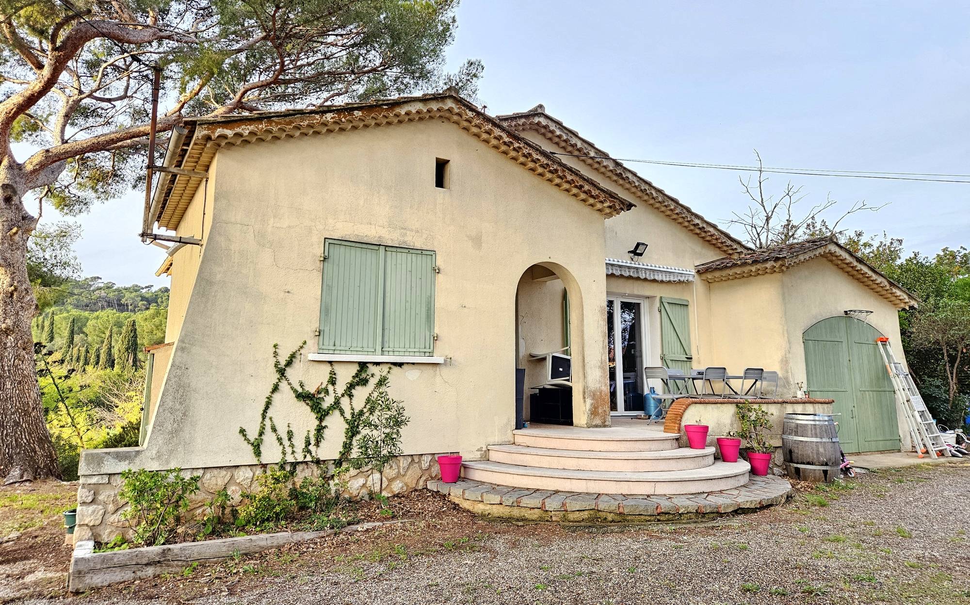 Maison de plain-pied avec terrain à vendre à la lisière de la forêt de Janas