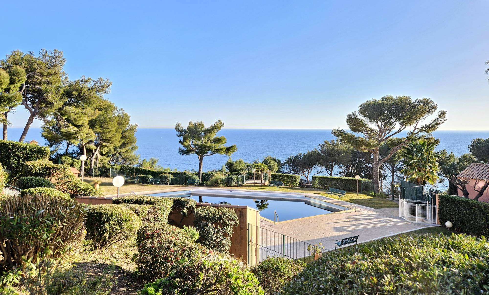 La piscine de la Résidence Cap Soleil qui se prolonge à l'horizon par la Méditerranée