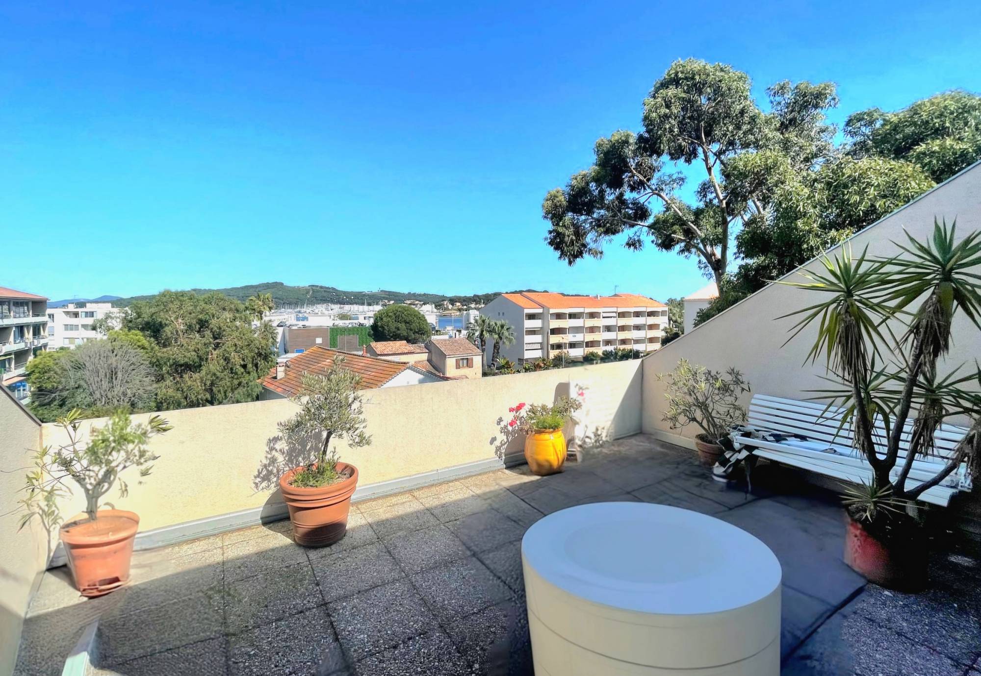 Appartement avec terrasse et vue mer à vendre en dernier étage de la résidence 