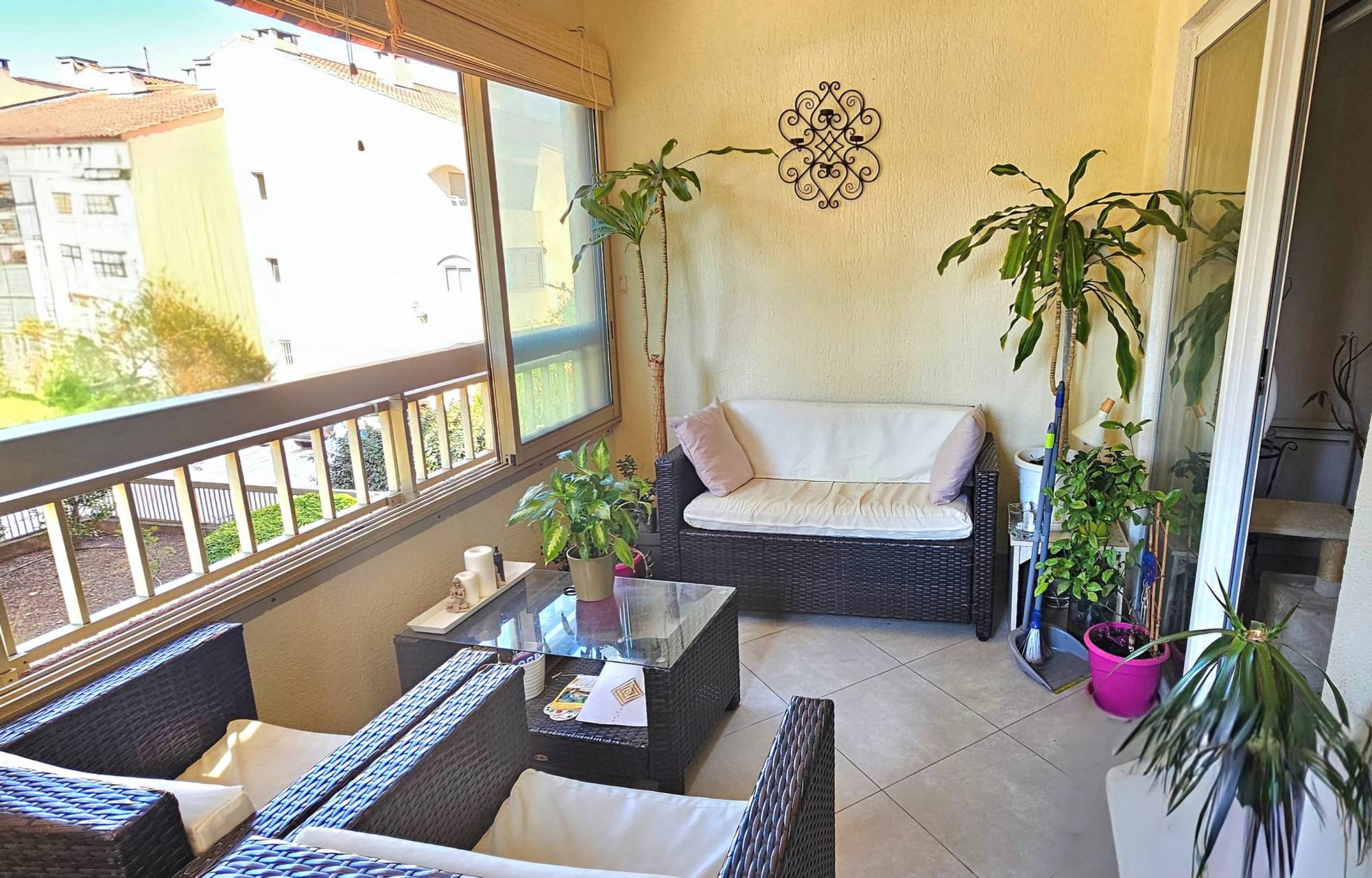 Appartement 3 pièces traversant avec terrasse est à vendre au village mandréen de Pin Rolland