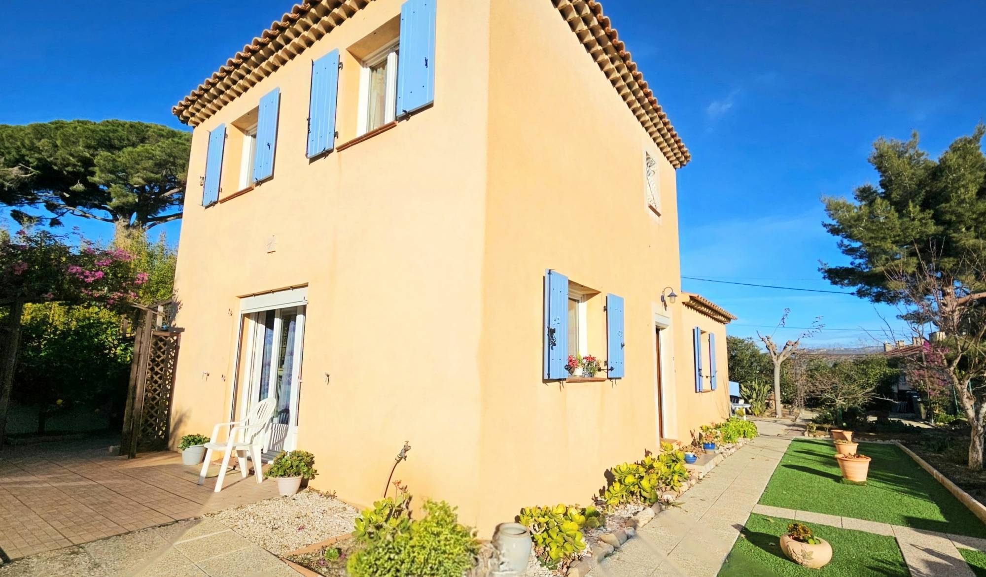 Maison familiale moderne avec terrain à vendre secteur les Barelles à La Seyne-sur-Mer