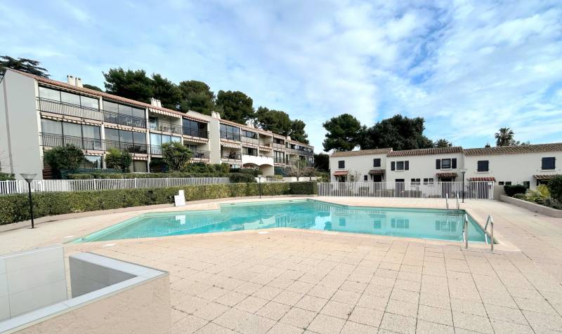 Résidence avec piscine située Avenue Henri Guillaume 83500 La Seyne-sur-Mer