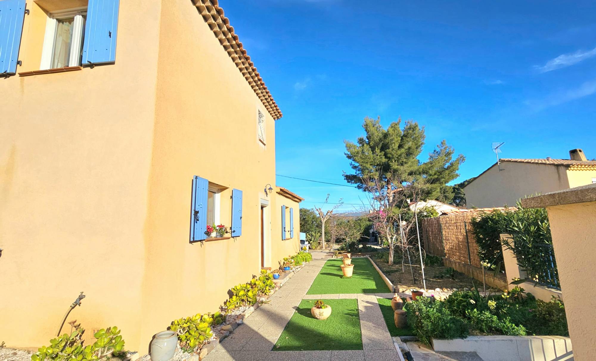 Villa deux chambres à vendre par notre agence immobilière quartier Janas à La Seyne-sur-Mer