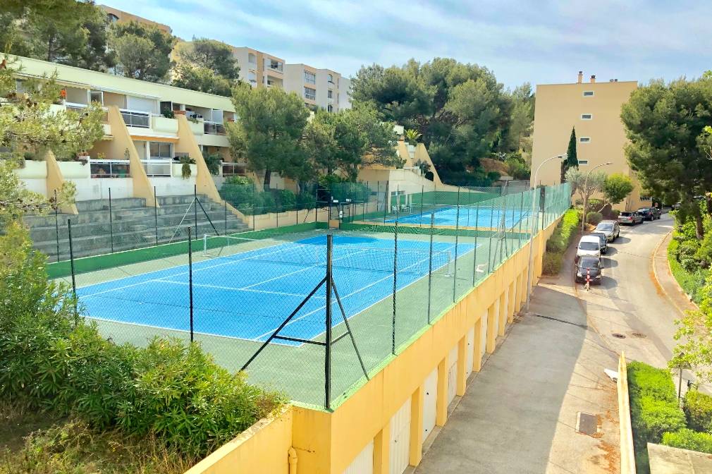 Résidence avec piscines et terrains de tennis