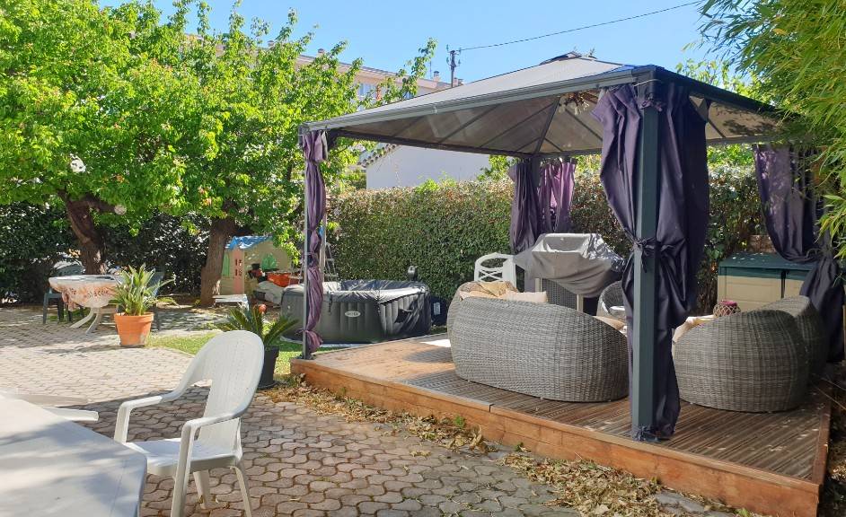 Maison indépendante avec de nombreuses terrasses et un grand jardin à vendre aux Sablettes