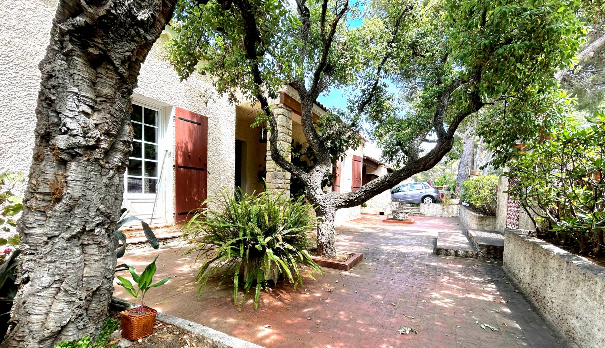 Villa provençale avec jardin et garage à vendre Avenue de Provence à Saint-Mandrier