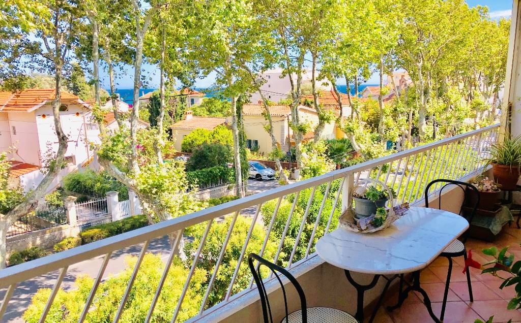 Appartement avec terrasse offrant la vue mer de la Baie des Sablettes