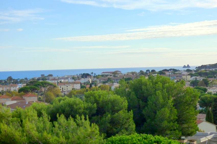 Vue de l'Anse des Sablettes et du rocher des Deux Frères