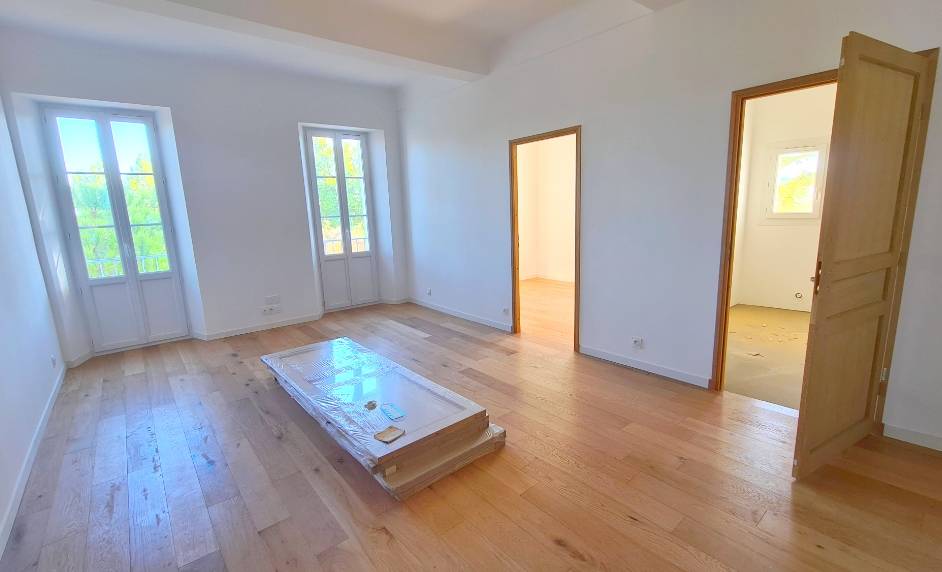 Appartement 5 pièces à vendre dans une construction de Michel Pacha à Tamaris