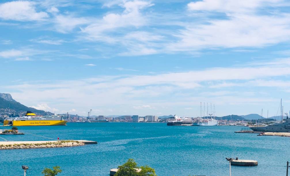 Appartement jouissant d'une vue mer panoramique de la rade de Toulon