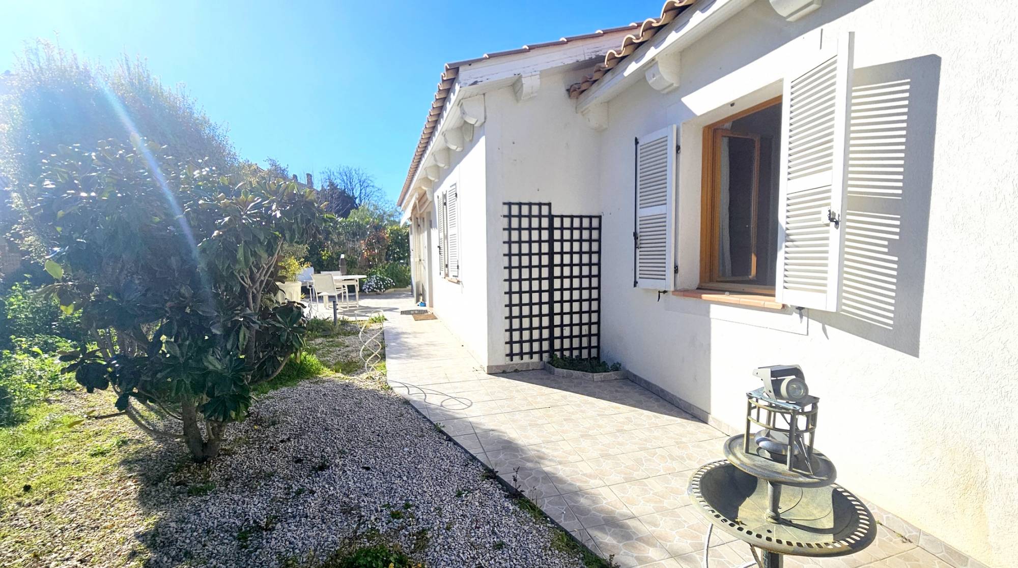 Maison individuelle avec jardin et studio à vendre en plein cœur des Sablettes