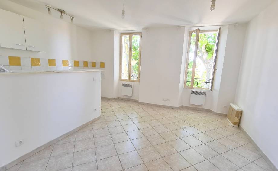 Appartement T2 avec bureau à vendre dans un immeuble en pierre