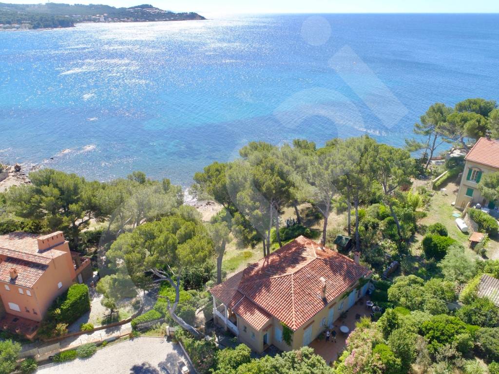 Demeure les pieds dans l'eau à vendre sur le bord de mer