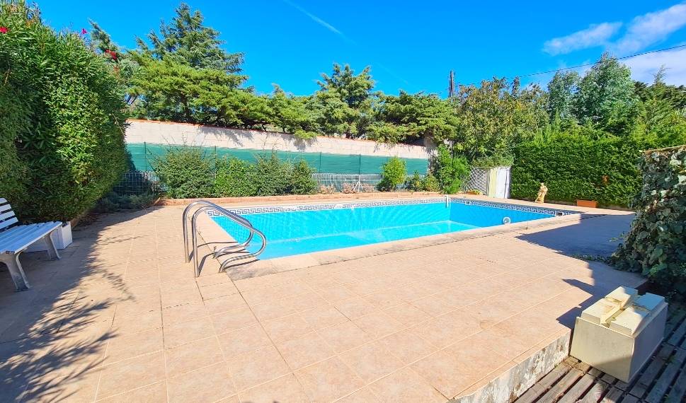 Grande piscine entourée d'une grande terrasse