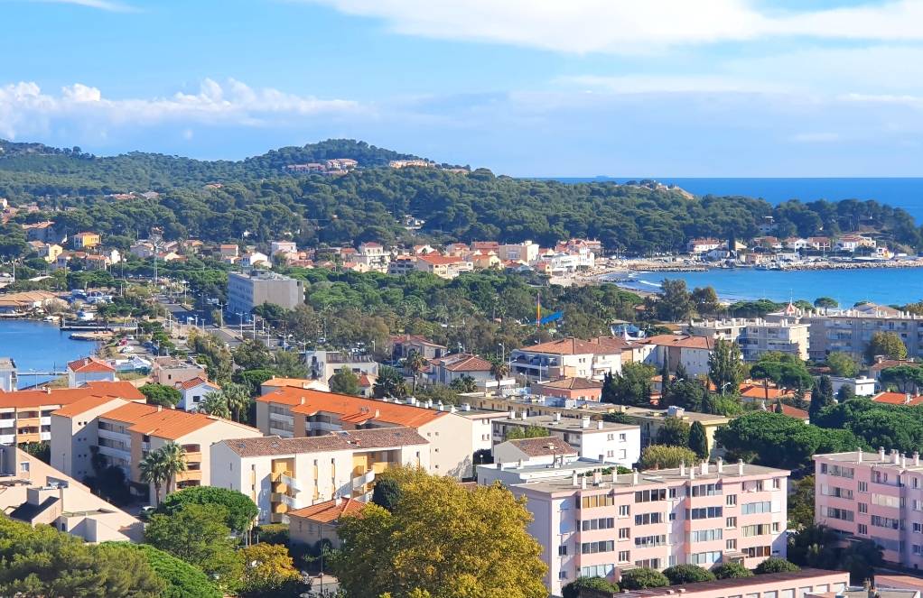 Vue mer dominante sur la Baie du Lazaret