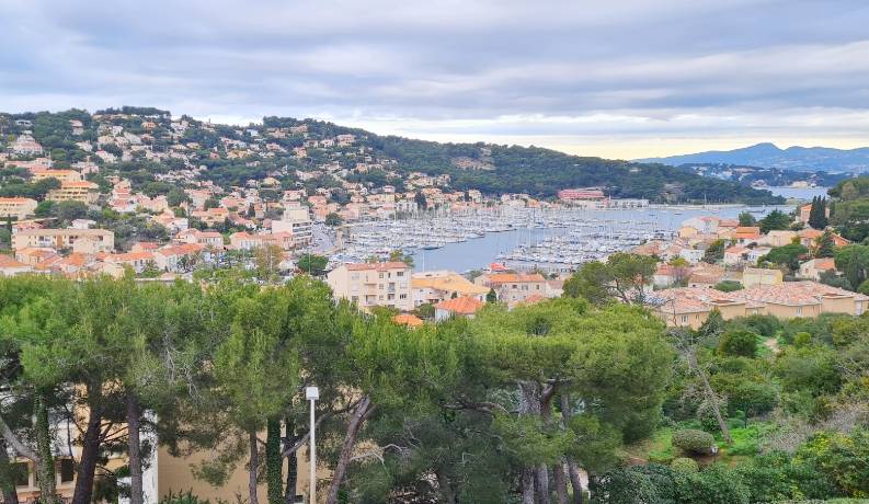 Appartement jouissant d'une vue sur le port mandréen