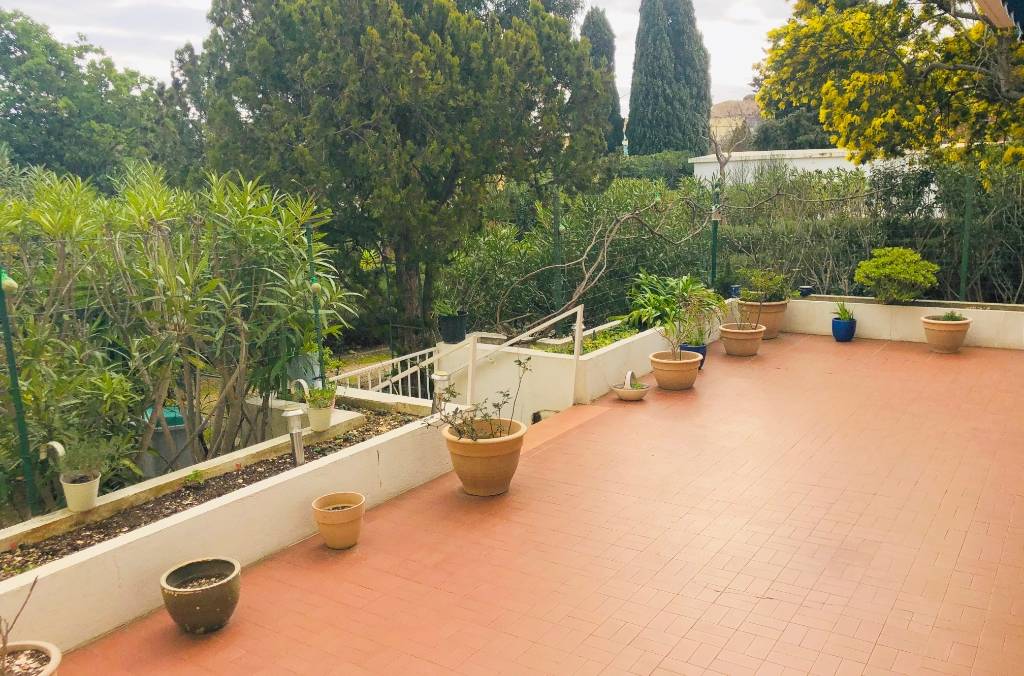 Appartement disposant d'une très grande terrasse