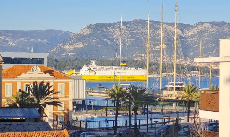 Vue mer sur la rade de Toulon avec le soleil couchant