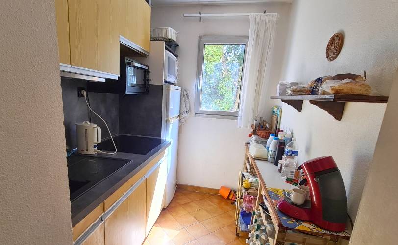 Appartement et cave à vendre dans une résidence des années 80