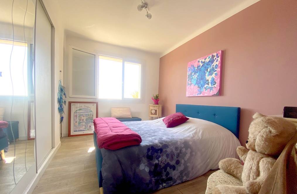 Appartement de deux chambres à vendre par notre agence immobilière à La Seyne