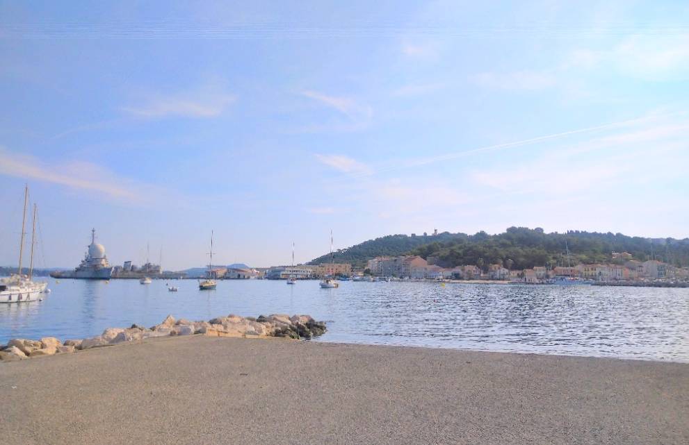 Maison de pêcheur les pieds dans l'eau avec vue mer panoramique à vendre à Saint-Mandrier